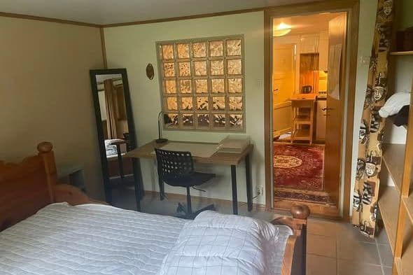 Möblerad studentetta nära naturen