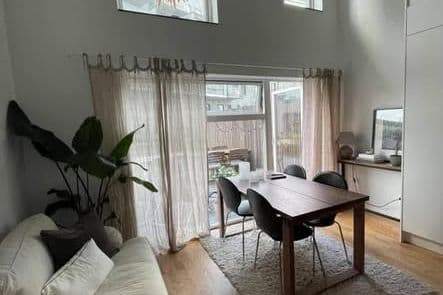 Modern 1:a med uteplats vid vattnet