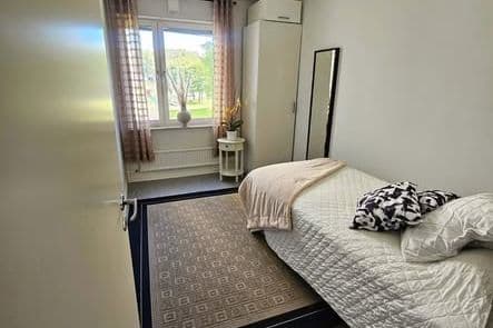 Möblerat rum i lugnt familjehem